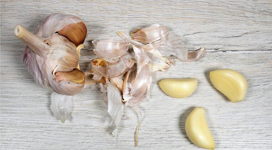 Чесночная шелуха — это настоящий клад для садовода: эффективные методы её использования на даче