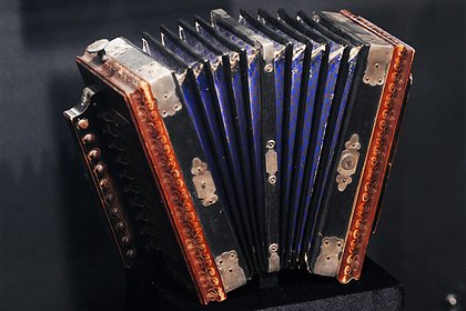 В селе во время застолья женщина ударила пастуха гармонью по голове